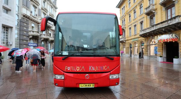 30.08.2023., Rijeka - Predstavljanje bibliobusa kojeg su Grad Ljubljana i Gradska knjiznica Ljubljana darovali Gradskoj knjiznici Rijeka i Gradu Rijeci. Nazocili su gradonacelnik Marko Filipovic, ravnatelj KGR Niko Cvjetkovic, zamjenica gradonacelnika Sandra Krpan i procelnica odjela za kulturu, sport i tehnicku kulturu PGZ Sonja Sisic. Photo: Goran Kovacic/PIXSELL