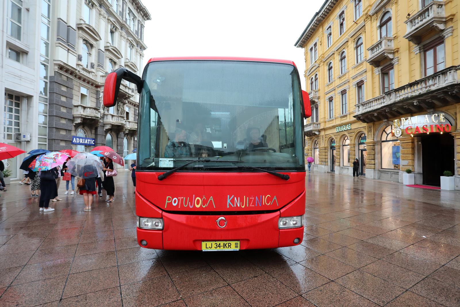 30.08.2023., Rijeka - Predstavljanje bibliobusa kojeg su Grad Ljubljana i Gradska knjiznica Ljubljana darovali Gradskoj knjiznici Rijeka i Gradu Rijeci. Nazocili su gradonacelnik Marko Filipovic, ravnatelj KGR Niko Cvjetkovic, zamjenica gradonacelnika Sandra Krpan i procelnica odjela za kulturu, sport i tehnicku kulturu PGZ Sonja Sisic. Photo: Goran Kovacic/PIXSELL