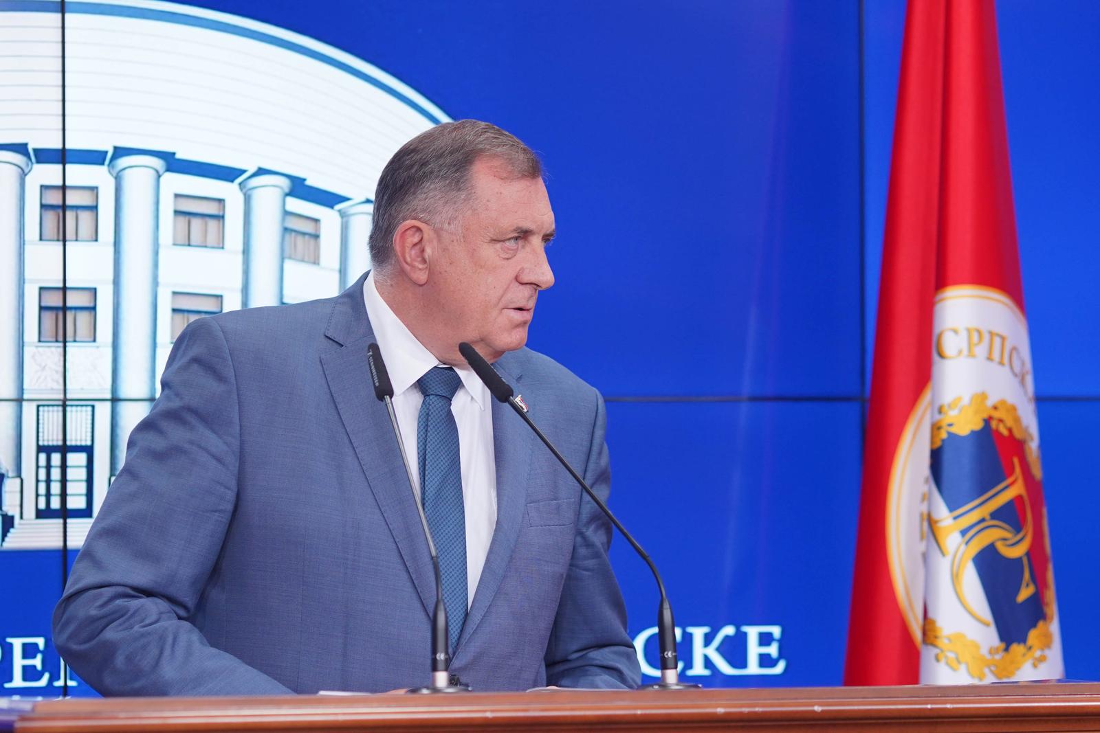 30.08.2023., palata Republike, Banjaluka (BiH) – Milorad Dodik, predsjednik RS, odrzao konferenciju za medije povodom presude u slučaju “Slaven Kovacevic protiv BiH“ Medjunarodnog suda za ljudska prava u Strazburu i nazvao tu odluku "smecem". Takodje je komentirao i postavljanje statue Tvrtka Kotromanica u Sarajevu i nazvao to "kradjom historijskog identiteta". Najavio je da ce politicki lideri u RS zajedno sa Hrvatskim narodnim saborom u BiH razmotriti plan za obranu konstitutivnosti naroda. Dodik je u posjetu danas primio i predstavnike kompanije China Energy cime je potvrdjena  Dodikova inicijativa da se RS okrece investicijama i saradnji sa Kinom.
Photo: Dejan Rakita/Pixsell Photo: Dejan Rakita/PIXSELL
