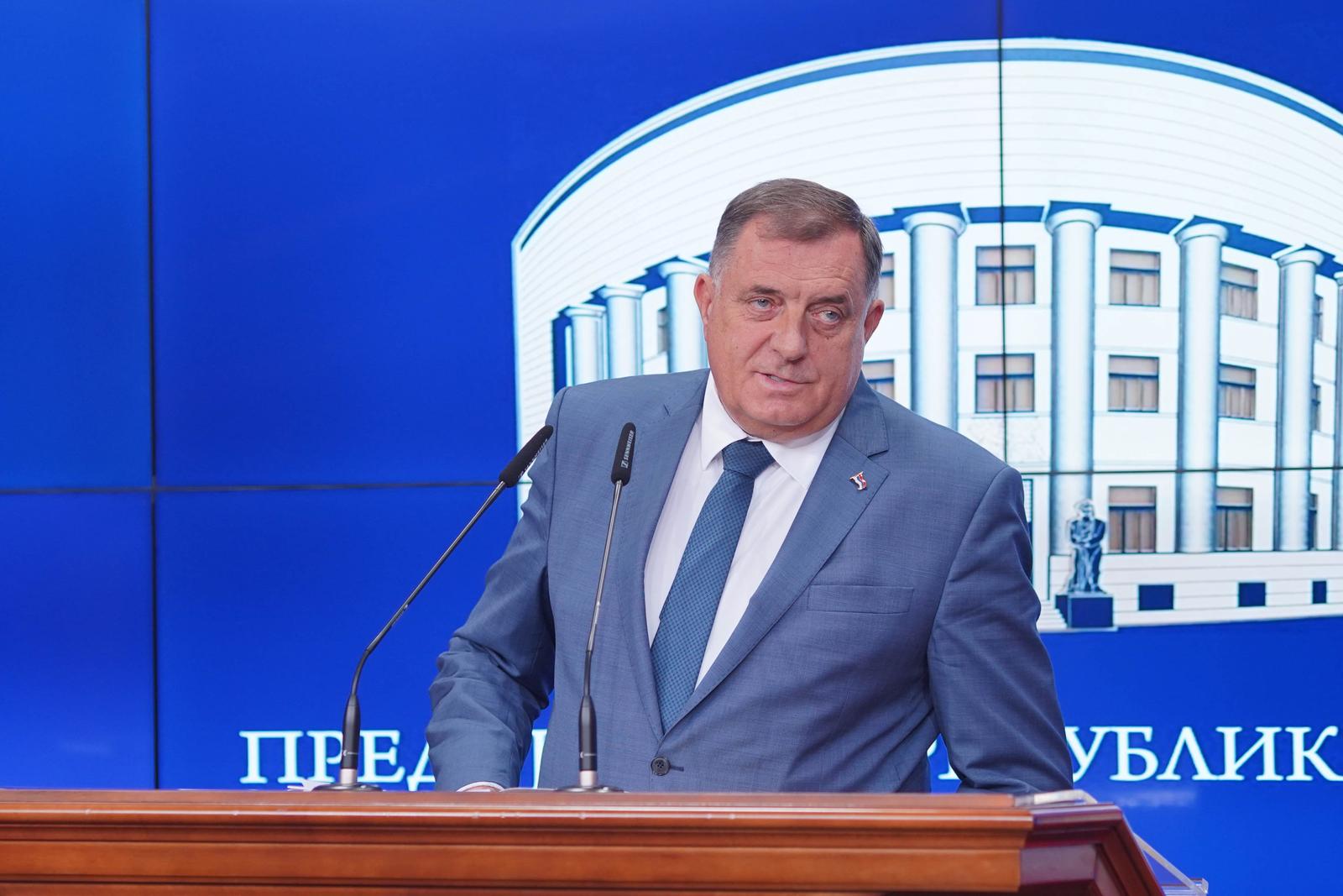 30.08.2023., palata Republike, Banjaluka (BiH) – Milorad Dodik, predsjednik RS, odrzao konferenciju za medije povodom presude u slučaju “Slaven Kovacevic protiv BiH“ Medjunarodnog suda za ljudska prava u Strazburu i nazvao tu odluku "smecem". Takodje je komentirao i postavljanje statue Tvrtka Kotromanica u Sarajevu i nazvao to "kradjom historijskog identiteta". Najavio je da ce politicki lideri u RS zajedno sa Hrvatskim narodnim saborom u BiH razmotriti plan za obranu konstitutivnosti naroda. Dodik je u posjetu danas primio i predstavnike kompanije China Energy cime je potvrdjena  Dodikova inicijativa da se RS okrece investicijama i saradnji sa Kinom.
Photo: Dejan Rakita/Pixsell Photo: Dejan Rakita/PIXSELL