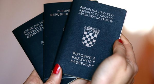 30.12.2017., Sibenik - Od 01. sijecnja zahtjev za izradu nove putovnice moci ce se predati elektronskim putem. Opcija je dostupna grdjanima koji posjeduju elektonicku osobnu iskaznicu s potpisanim certifikatom, a zahtjev se predaje putem sustava e-gradjani."nPhoto: Dusko Jaramaz/PIXSELL