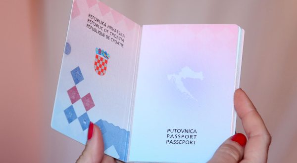 30.12.2017.Sibenik,"nHrvatska puovnica,putna isprava.Putrovnica gradjana Republike Hrvatske.Biometrijska putovnica."nPhoto: Dusko Jaramaz/PIXSELL
