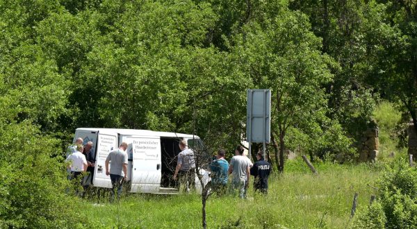 31.05.2018., Donji Srb - Policijski ocevid nad kobijem BiH registacija, u kojem je policija sinoc zatekla 29 osoba stranih drzavljana. Pri sprijecavanju prolaska vozila i odbijanja napada policija je ispalila nekoliko hitaca pri cemu je ranjeno dvoje djece. Photo: Dino Stanin/PIXSELL
