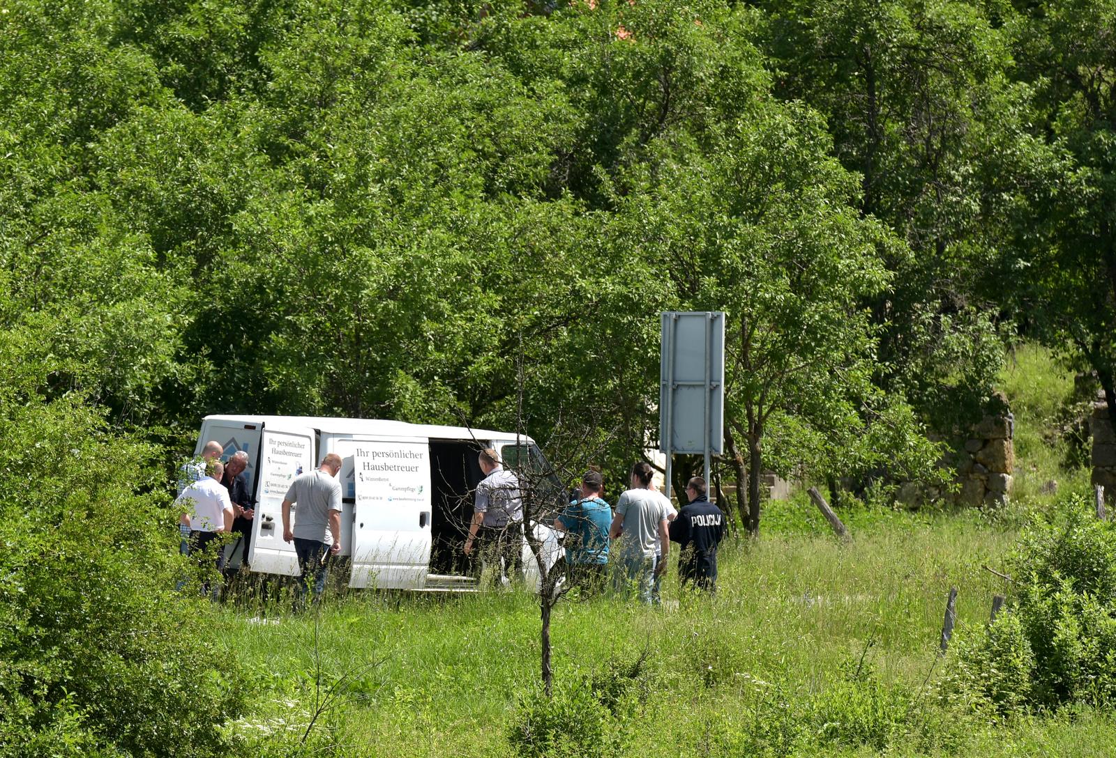 31.05.2018., Donji Srb - Policijski ocevid nad kobijem BiH registacija, u kojem je policija sinoc zatekla 29 osoba stranih drzavljana. Pri sprijecavanju prolaska vozila i odbijanja napada policija je ispalila nekoliko hitaca pri cemu je ranjeno dvoje djece. Photo: Dino Stanin/PIXSELL