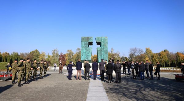 31.10.2021., Vukovar - VUKOVAR - U povodu obiljezavanja Dana Svih svetih i Dusnog dana ministar obrane Mario Banozic polozio je vijenac na Memorijalnom groblju zrtava iz Domovinskog rata u Vukovaru, u zajednickom izaslanstvu Ministarstva obrane RH, Ministarstva unutarnjih poslova, Ministarstva hrvatskih branitelja i Vukovarsko – srijemske zupanije.   Photo: Davor Javorovic/PIXSELL