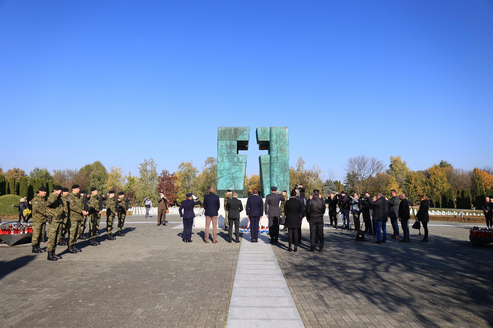 31.10.2021., Vukovar - VUKOVAR - U povodu obiljezavanja Dana Svih svetih i Dusnog dana ministar obrane Mario Banozic polozio je vijenac na Memorijalnom groblju zrtava iz Domovinskog rata u Vukovaru, u zajednickom izaslanstvu Ministarstva obrane RH, Ministarstva unutarnjih poslova, Ministarstva hrvatskih branitelja i Vukovarsko – srijemske zupanije.   Photo: Davor Javorovic/PIXSELL