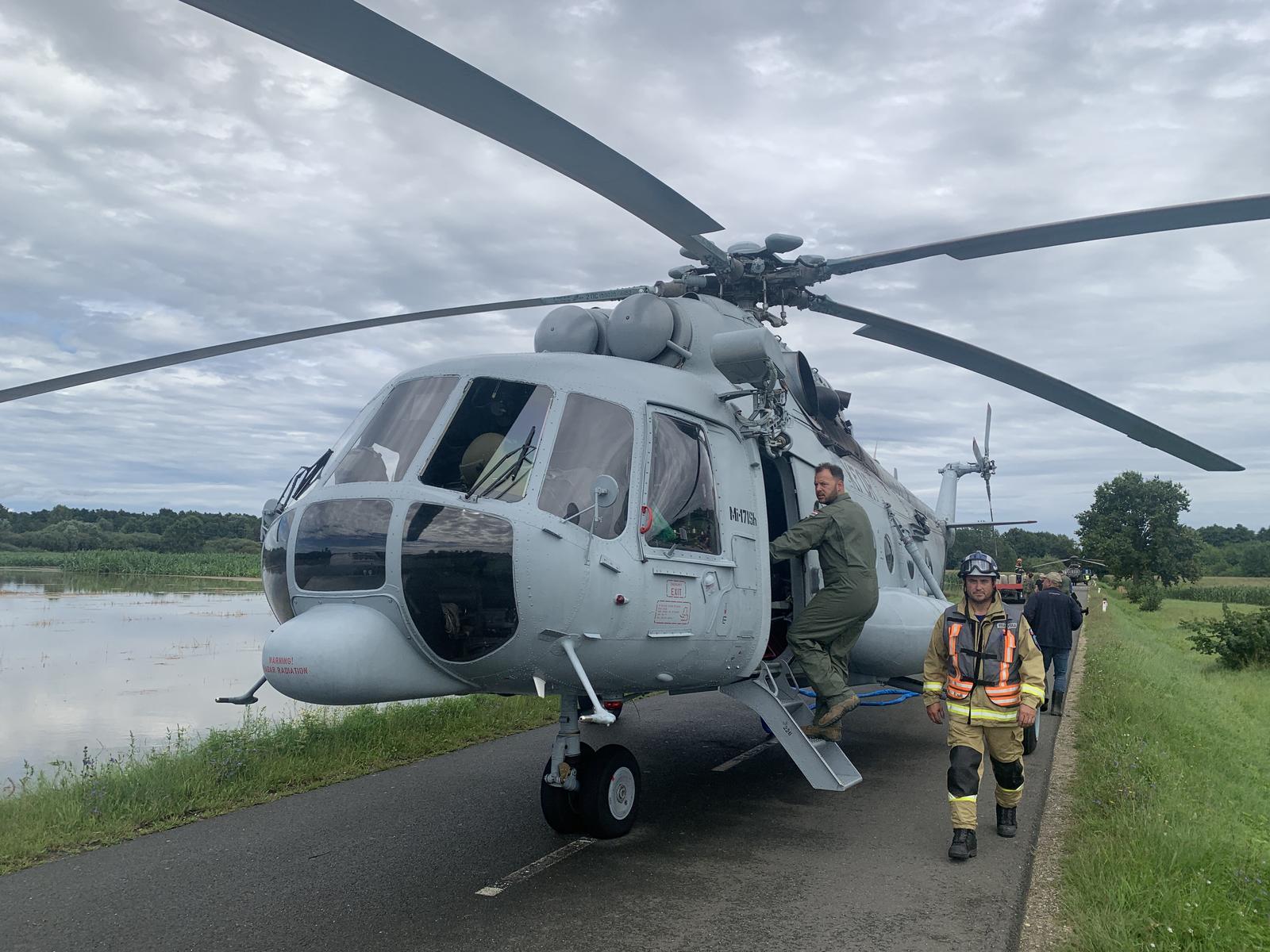 Slovenija Dolnja Bistrica 06.09.2023 06.avgust 2023  Čiščenje in odstranjevanje materiala po katastrofalnih poplavah deževje narava poplave. popustil jez  Mura helikopter hrvaške vojske nevihta narava .   Foto:Sobotainfo  /BOBO Photo: Bobo/PIXSELL/F.A. BOBO