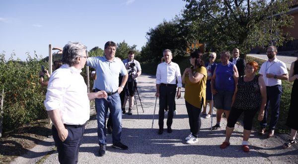 Slovenija, Orehovec 14.07.2023, 14. julij 2023 Robert Golob si je ogledal škodo po sinočnjem neurju v vinogradu in sadovnjaku. toča  Photo: Borut Zivulovic/PIXSELL/F.A. BOBO