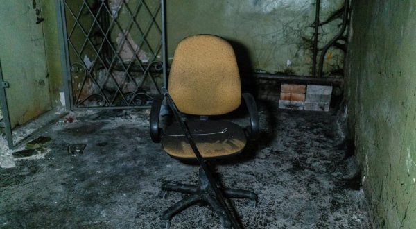 Plastic ties for torture and a broken chair are seen inside a basement of an office building, where prosecutors say 30 people were held two months during a Russian occupation, amid Russia's attack on Ukraine, in Kherson, Ukraine, December 10, 2022.  REUTERS/Anna Voitenko Photo: STAFF/REUTERS