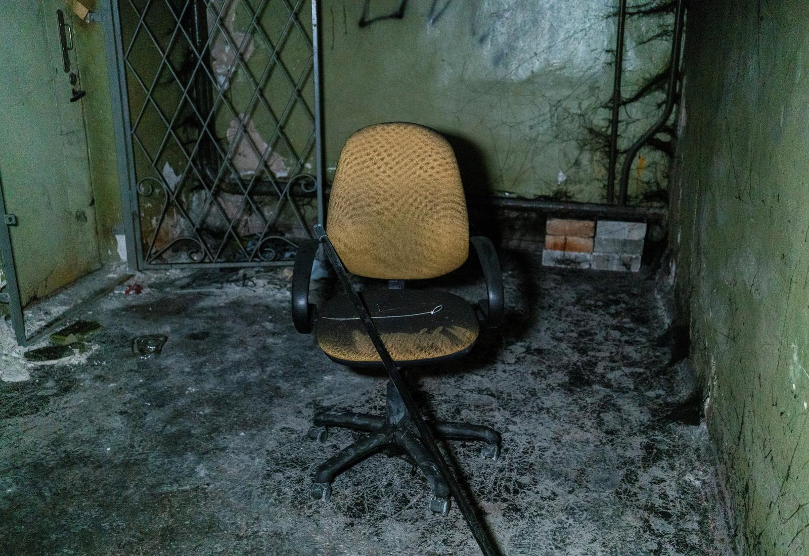 Plastic ties for torture and a broken chair are seen inside a basement of an office building, where prosecutors say 30 people were held two months during a Russian occupation, amid Russia's attack on Ukraine, in Kherson, Ukraine, December 10, 2022.  REUTERS/Anna Voitenko Photo: STAFF/REUTERS