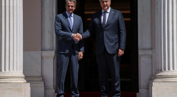 Greek Prime Minister Kyriakos Mitsotakis welcomes Croatia's Prime Minister Andrej Plenkovic at the Maximos Mansion in Athens, Greece, August 21, 2023. REUTERS/Stelios Misinas Photo: STELIOS MISINAS/REUTERS
