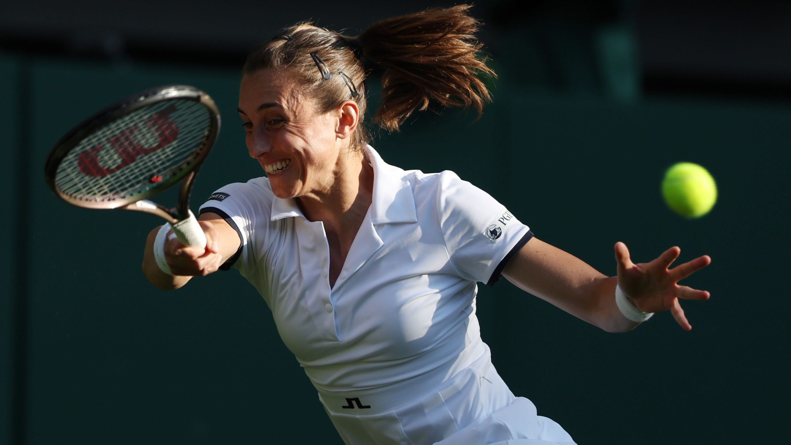 epa10732919 Petra Martic of Croatia in action against Iga Swiatek of Poland in their Women's Singles match at the Wimbledon Championships, Wimbledon, Britain, 07 July 2023.  EPA/NEIL HALL   EDITORIAL USE ONLY