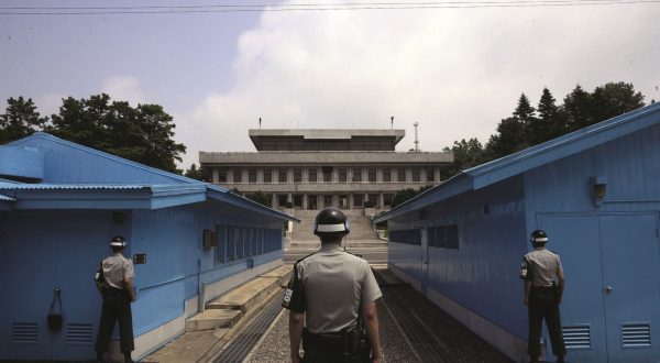 한국전쟁 정전 60주년을 맞아 참전 용사와 가족들  220여명이 29일 판문점을 방문한 가운데 남측과 북측 병사가 서로 대치하고 있다.
 박해묵 기자 mook@heraldcorp.com