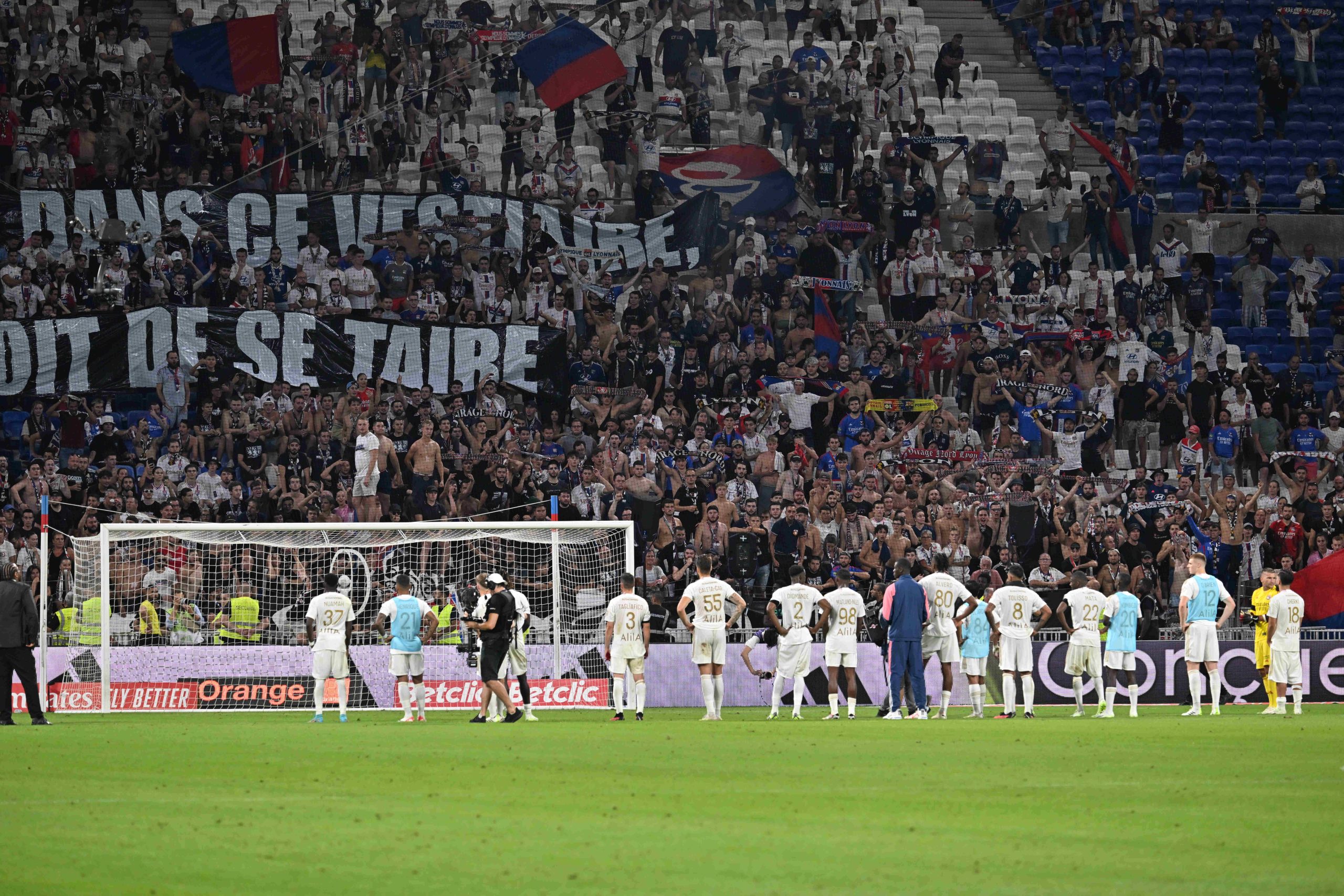 Anthony Lopes et tous ses coÃ quipiers devant le Kop sud lyon FOOTBALL: Olympique Lyonnais vs Paris Saint-Germain - Ligue 1 - 03/09/2023 FredericChambert/Panoramic PUBLICATIONxNOTxINxFRAxBEL