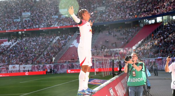 RB Leipzig - Augsburg / Bundesliga Leipzig, 16.09.2023, Red Bull Arena, Fussball, 1.Bundesliga, 4.Spieltag , RB Leipzig vs. FC Augsburg 3:0 3:0 , Im Bild: Tor für Leipzig. Xavi Simons RB Leipzig trifft zum 1:0 und jubelt. , Nur zur redaktionellen Nutzung. Only editorial use. , DFB / DFL regulations prohibit any use of photographs as image sequences and/or quasi-video. , *** RB Leipzig Augsburg Bundesliga Leipzig, 16 09 2023, Red Bull Arena, Football, 1 Bundesliga, 4 Spieltag , RB Leipzig vs FC Augsburg 3 0 3 0 , In picture Goal for Leipzig Xavi Simons RB Leipzig scores 1 0 and cheers , Only editorial use Only editorial use , DFB DFL regulations prohibit any use of photographs as image sequences and or quasi video , Picture Point