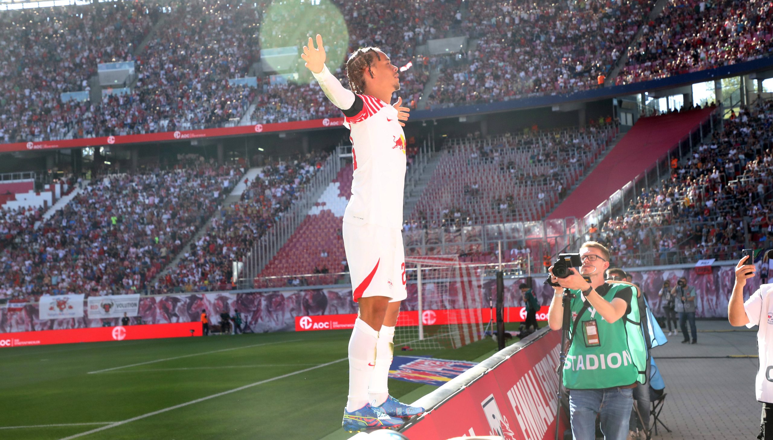 RB Leipzig - Augsburg / Bundesliga Leipzig, 16.09.2023, Red Bull Arena, Fussball, 1.Bundesliga, 4.Spieltag , RB Leipzig vs. FC Augsburg 3:0 3:0 , Im Bild: Tor für Leipzig. Xavi Simons RB Leipzig trifft zum 1:0 und jubelt. , Nur zur redaktionellen Nutzung. Only editorial use. , DFB / DFL regulations prohibit any use of photographs as image sequences and/or quasi-video. , *** RB Leipzig Augsburg Bundesliga Leipzig, 16 09 2023, Red Bull Arena, Football, 1 Bundesliga, 4 Spieltag , RB Leipzig vs FC Augsburg 3 0 3 0 , In picture Goal for Leipzig Xavi Simons RB Leipzig scores 1 0 and cheers , Only editorial use Only editorial use , DFB DFL regulations prohibit any use of photographs as image sequences and or quasi video , Picture Point