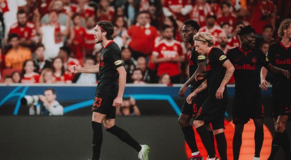 UEFA Champions League Group D: Benfica - FC Salzburg LISSABON, PORTUGAL - SEPTEMBER 20: Roko Simic L of FC Salzburg celebrates after scoring his sides first goal during the UEFA Champions League Group D match on September 20, 2023 in Lissabon, Portugal. Copyright: xAndreasxSchaadx-xFCxRedxBullxSalzburgx DSC_9014LR