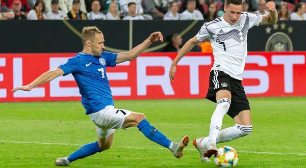 v.li.: Sander Puri (EST, 7), Julian Draxler (GER, 7); Zweikampf, Duell, Aktion, action
