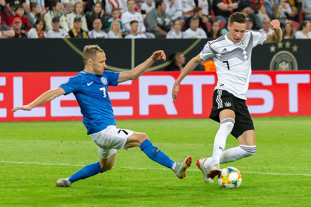 v.li.: Sander Puri (EST, 7), Julian Draxler (GER, 7); Zweikampf, Duell, Aktion, action