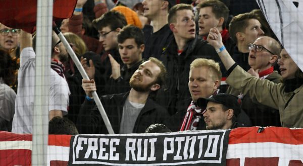 Merkur Spielarena Düsseldorf, 15.2.2020, 1. Fussball Bundesliga Saison 2019/20 22. Fortuna Düsseldorf F95 vs. Borussia Mönchengladbach BMG: Schal mit Slogan Free Rui Pinto ruft zur Freilassung des whistleblower der Football Leaks auf DFL REGULATIONS PROHIBIT ANY USE OF PHOTOGRAPHS AS IMAGE SEQUENCES AND/OR QUASI-VIDEO *** Merkur Spielarena Düsseldorf, 15 2 2020, 1 Football Bundesliga Season 2019 20 22 Fortuna Düsseldorf F95 vs Borussia Mönchengladbach BMG scarf with slogan Free Rui Pinto calls for the release of the whistleblower of Football Leaks on DFL REGULATIONS PROHIBIT ANY USE OF PHOTOGRAPHS AS IMAGE SEQUENCES AND OR QUASI VIDEO