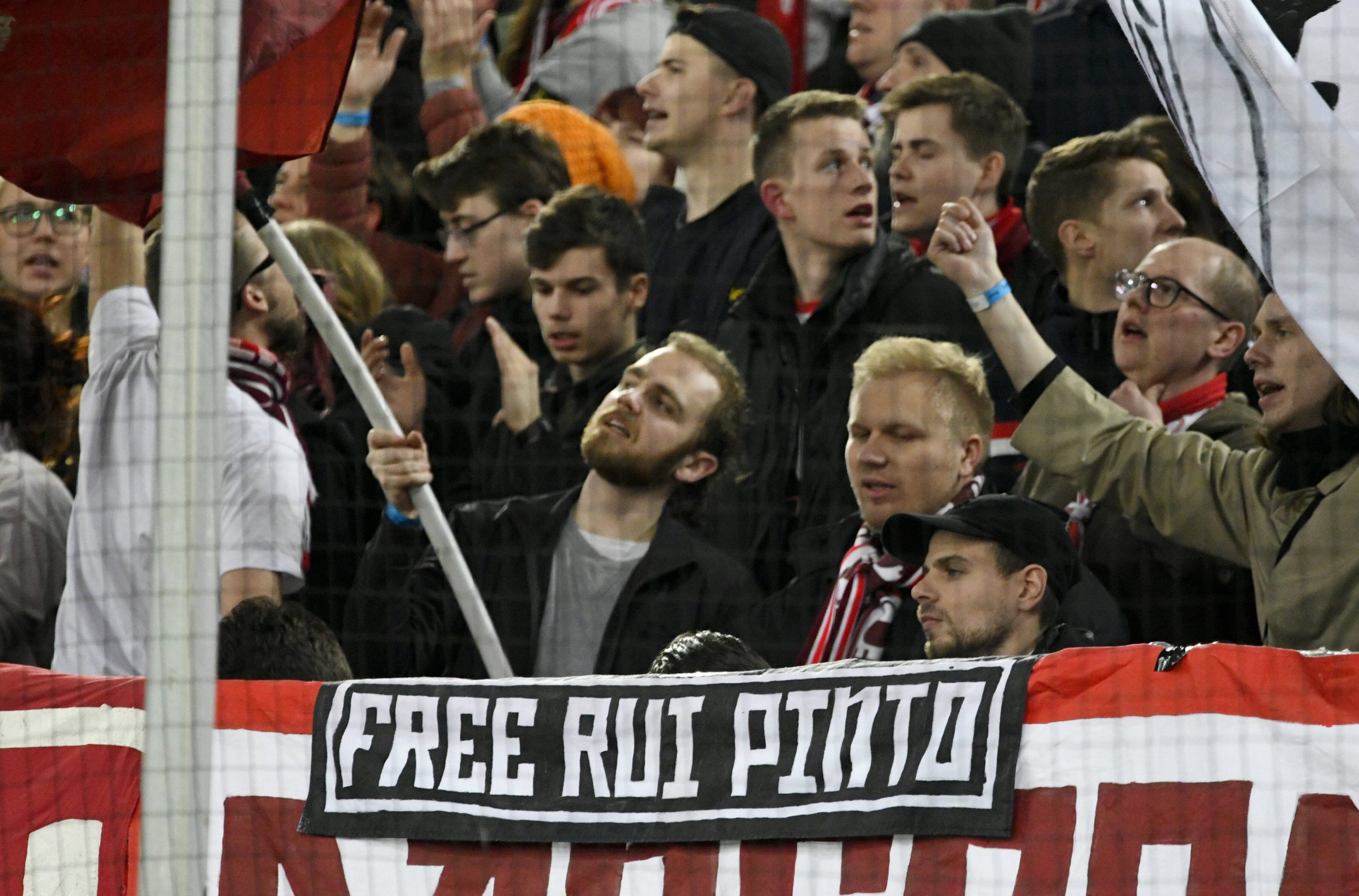 Merkur Spielarena Düsseldorf, 15.2.2020, 1. Fussball Bundesliga Saison 2019/20 22. Fortuna Düsseldorf F95 vs. Borussia Mönchengladbach BMG: Schal mit Slogan Free Rui Pinto ruft zur Freilassung des whistleblower der Football Leaks auf DFL REGULATIONS PROHIBIT ANY USE OF PHOTOGRAPHS AS IMAGE SEQUENCES AND/OR QUASI-VIDEO *** Merkur Spielarena Düsseldorf, 15 2 2020, 1 Football Bundesliga Season 2019 20 22 Fortuna Düsseldorf F95 vs Borussia Mönchengladbach BMG scarf with slogan Free Rui Pinto calls for the release of the whistleblower of Football Leaks on DFL REGULATIONS PROHIBIT ANY USE OF PHOTOGRAPHS AS IMAGE SEQUENCES AND OR QUASI VIDEO
