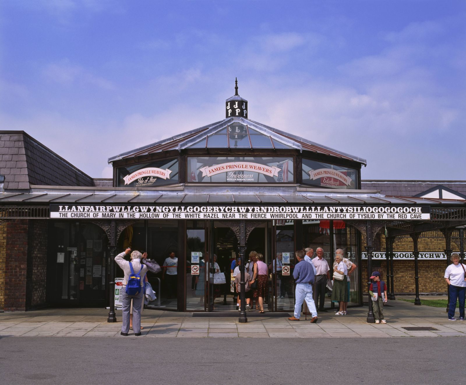 Visitor centre at Llanfairpwllgwyngyllgo-gerychwyrndrobwllllantysiliogogogoch (Llanfair-PG.), Anglesey, North Wales, United Kingdom, Europe PUBLICATIONxINxGERxSUIxAUTxONLY Copyright: NigelxBlythe 16-3248

Visitor Centre AT    PG Anglesey North Wales United Kingdom Europe PUBLICATIONxINxGERxSUIxAUTxONLY Copyright NigelxBlythe 16