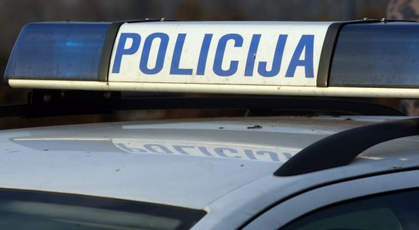 Zagreb, 09.01.2013 - Zagrebaèka policija provodi oèevid o uzrocima eksplozije koja se jutros oko 3,50 sati dogodila na eljeznièkoj pruzi 50-tak metara zapadno od eljeznièke postaje Podsused, u Aleji Bologne, u trenutku prolaska teretnog vlaka, a na terenu su i pirotehnièari te pripadnici Javne vatrogasne postrojbe (JVP) Zagreb. Na slici policijski automobil na Aleji Bologne u blizini eskplozije.
foto FaH/ Damir SENÈAR /ds