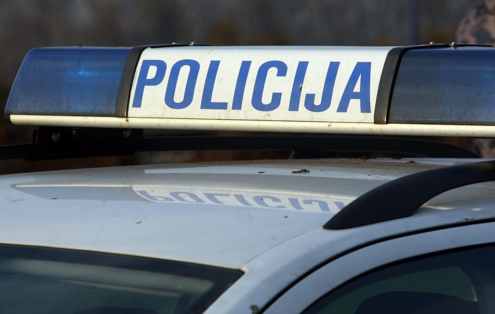 Zagreb, 09.01.2013 - Zagrebaèka policija provodi oèevid o uzrocima eksplozije koja se jutros oko 3,50 sati dogodila na eljeznièkoj pruzi 50-tak metara zapadno od eljeznièke postaje Podsused, u Aleji Bologne, u trenutku prolaska teretnog vlaka, a na terenu su i pirotehnièari te pripadnici Javne vatrogasne postrojbe (JVP) Zagreb. Na slici policijski automobil na Aleji Bologne u blizini eskplozije.
foto FaH/ Damir SENÈAR /ds