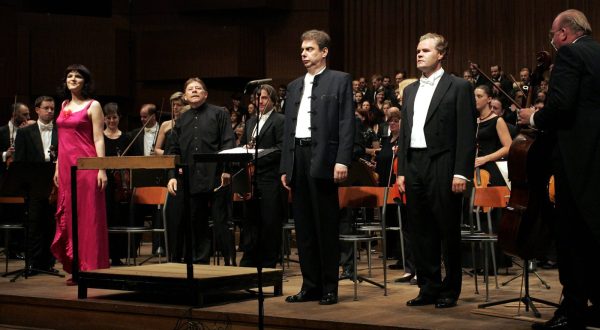 Zagreb, 30.05.2005 - Koncert Zagrebaèke filharmonije s izvedbom "Carmine Burane" skladatelja Carla Orffa u KD Vatroslav Lisinski u Zagrebu. Na slici postav Zagrebaèke filharmonije predvoðeni dirigentom Vjekoslavom utejom i solistima Adelom Golac-Riloviæ (sopran), Svetom Matoiæ-Komnenoviæ (tenor) i Joachimom Seippom (bas).
foto FaH/ Lana SLIVAR DOMINIÆ