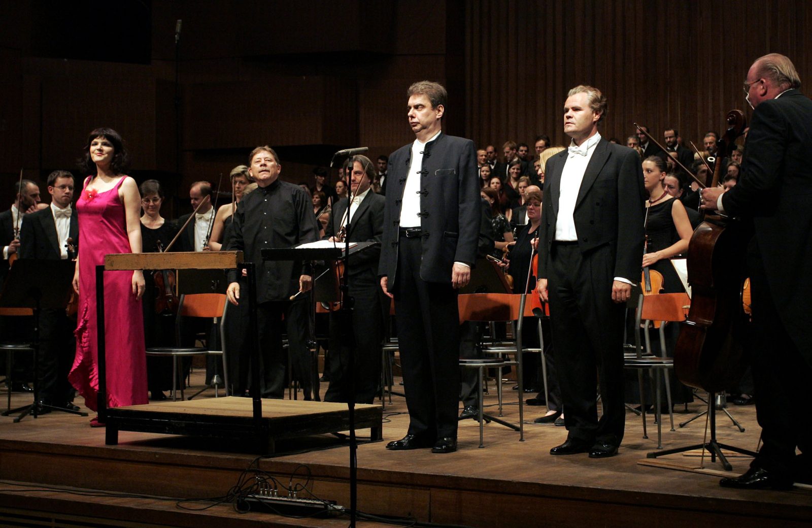 Zagreb, 30.05.2005 - Koncert Zagrebaèke filharmonije s izvedbom "Carmine Burane" skladatelja Carla Orffa u KD Vatroslav Lisinski u Zagrebu. Na slici postav Zagrebaèke filharmonije predvoðeni dirigentom Vjekoslavom utejom i solistima Adelom Golac-Riloviæ (sopran), Svetom Matoiæ-Komnenoviæ (tenor) i Joachimom Seippom (bas).
foto FaH/ Lana SLIVAR DOMINIÆ