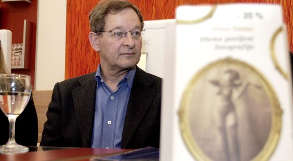 Zagreb, 26.04. 2005 - Predstavljanje knjige "Divna povijest fotografije" maðarskog knjevnika Petera Nadasa u knjiari Profil Megastore.
foto FaH/ Tomislav PAVLEK