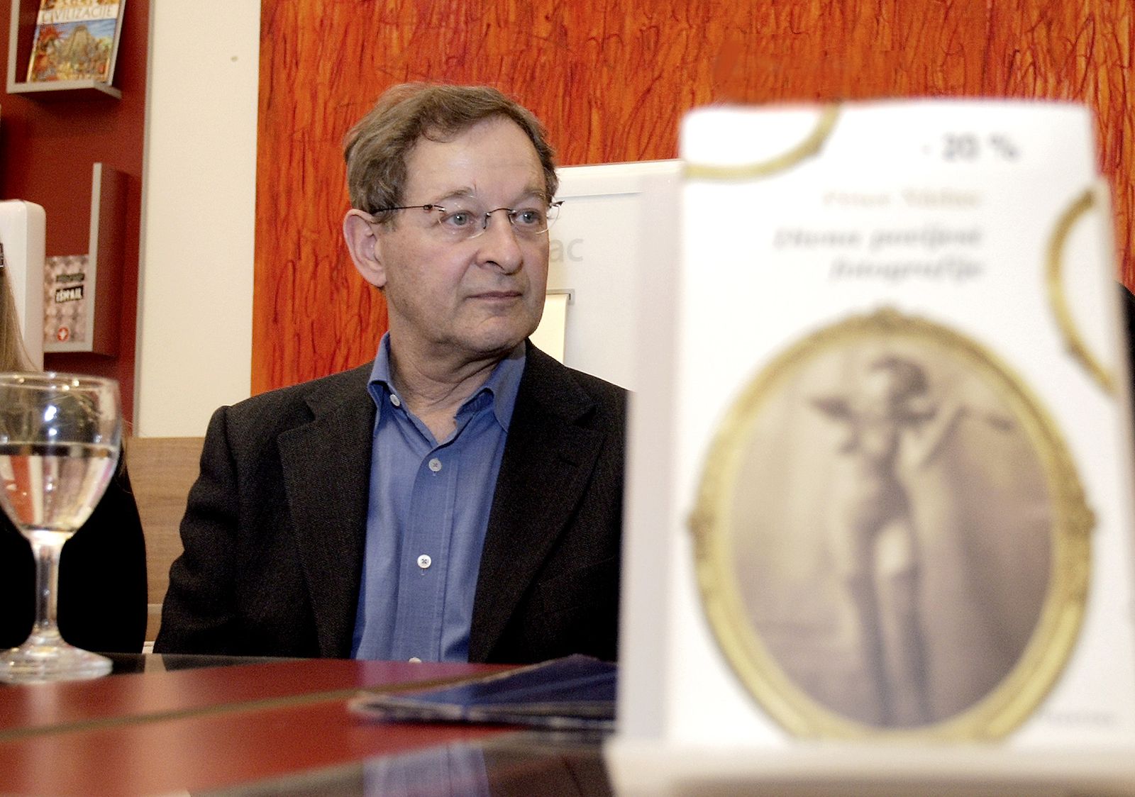 Zagreb, 26.04. 2005 - Predstavljanje knjige "Divna povijest fotografije" maðarskog knjevnika Petera Nadasa u knjiari Profil Megastore.
foto FaH/ Tomislav PAVLEK