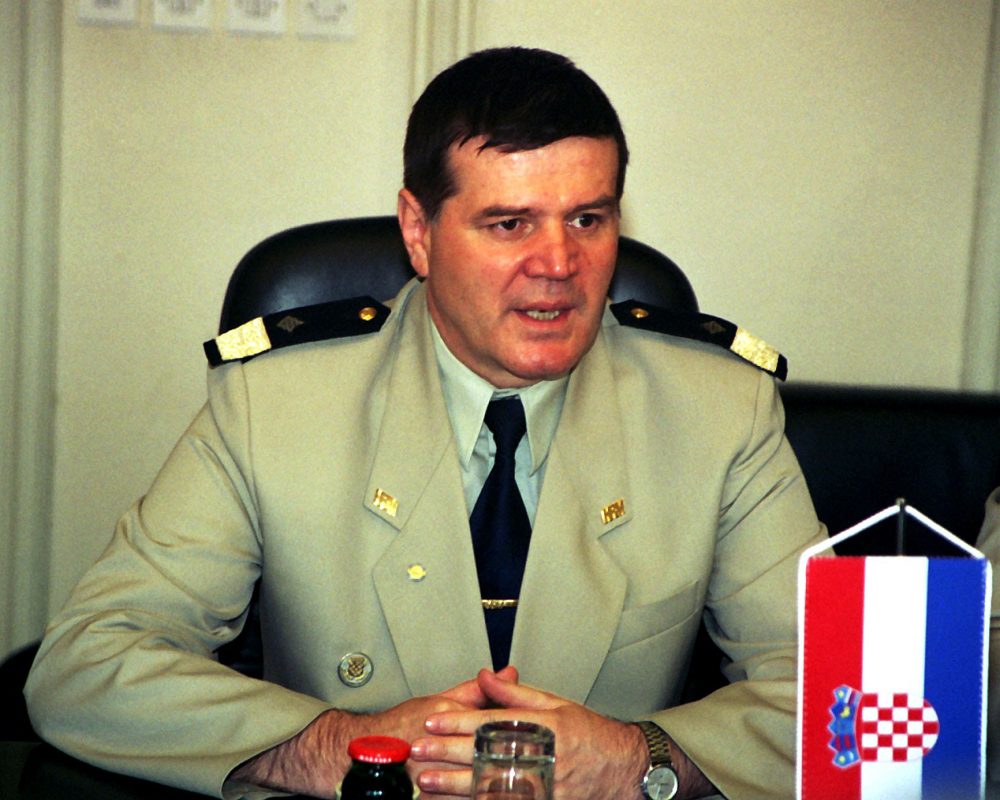 Rijeka, 05.05.2003 - Komodor Hrvatske ratne mornarice Zdravko Kardum posjetio je Pirmorsko-goransku upaniju i grad Rijeku. Prilikom otvaranja 5. hrvatske oèinske izlobe makete brodova i 8. dravnog natjecanja bordomaketara. foto FaH
