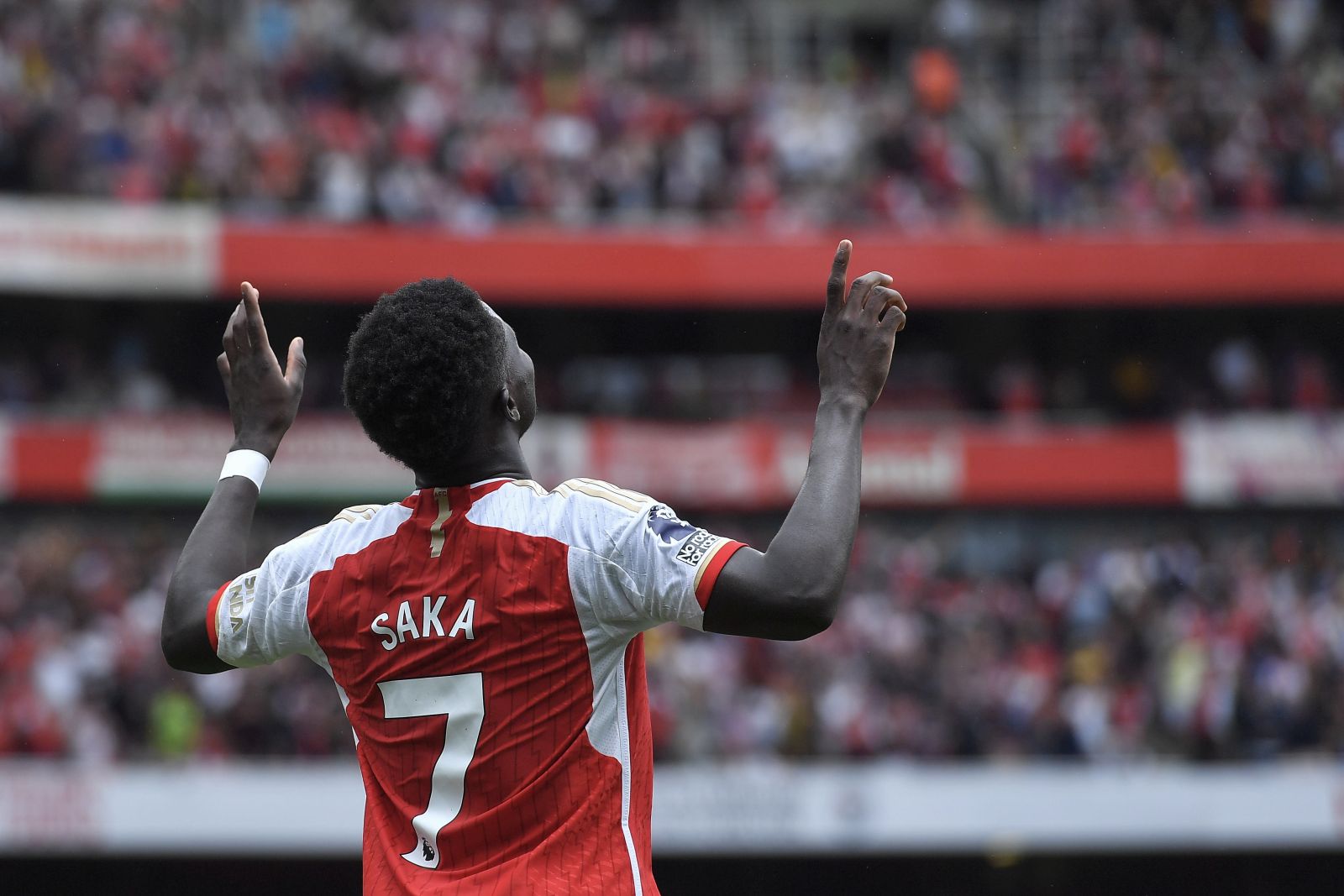 epa10796837 Bukayo Saka of Arsenal celebrates after scoring the 2-0 lead during the English Premier Leage soccer match between Arsenal London and Nottingham Forest in London, Britain, 12 August 2023.  EPA/VINCE MIGNOTT EDITORIAL USE ONLY. No use with unauthorized audio, video, data, fixture lists, club/league logos or 'live' services. Online in-match use limited to 120 images, no video emulation. No use in betting, games or single club/league/player publications