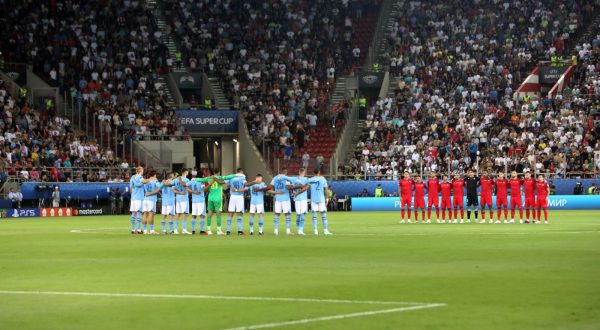epa10803359 The players hold a minute of silence for a fan of AEK Athens who lost his life in a hooligan dispute, before the UEFA Super Cup soccer match between Manchester City and Sevilla FC at Karaiskakis Stadium in Piraeus, Greece, 16 August 2023.  EPA/PANAGIOTIS MOSCHANDREOU