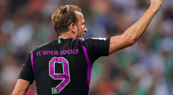 epa10806249 Munich's Harry Kane celebrates scoring the 2-0 lead during the German Bundesliga soccer match between SV Werder Bremen and FC Bayern Munich in Bremen, Germany, 18 August 2023.  EPA/FRIEDEMANN VOGEL CONDITIONS - ATTENTION: The DFL regulations prohibit any use of photographs as image sequences and/or quasi-video.