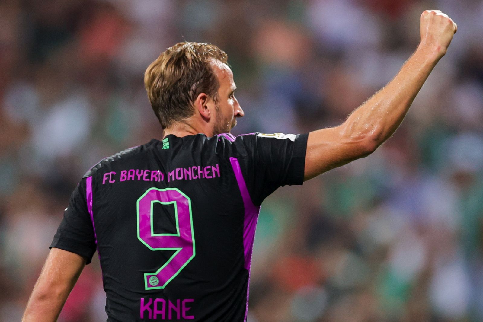 epa10806249 Munich's Harry Kane celebrates scoring the 2-0 lead during the German Bundesliga soccer match between SV Werder Bremen and FC Bayern Munich in Bremen, Germany, 18 August 2023.  EPA/FRIEDEMANN VOGEL CONDITIONS - ATTENTION: The DFL regulations prohibit any use of photographs as image sequences and/or quasi-video.