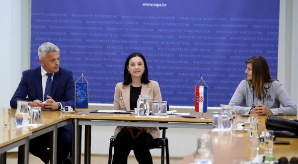 Zagreb, 21.08.2023 - Ministrica poljoprivrede Marija Vuèkoviæ (S) uruèiila je 1,85 milijuna eura vrijedne ugovore u okviru Programa dodjele potpora male vrijednosti za poticanje razvoja poduzetnicima koji obavljaju djelatnosti prerade drva i proizvodnje namjetaja na podruèju Republike Hrvatske za 2023. godinu. HINA /Zvonimir KUHTIÆ/ kuzo