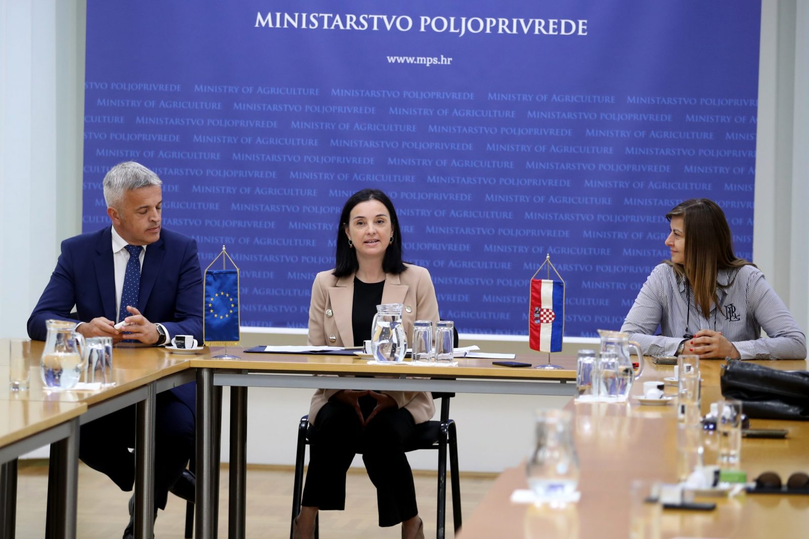 Zagreb, 21.08.2023 - Ministrica poljoprivrede Marija Vuèkoviæ (S) uruèiila je 1,85 milijuna eura vrijedne ugovore u okviru Programa dodjele potpora male vrijednosti za poticanje razvoja poduzetnicima koji obavljaju djelatnosti prerade drva i proizvodnje namjetaja na podruèju Republike Hrvatske za 2023. godinu. HINA /Zvonimir KUHTIÆ/ kuzo