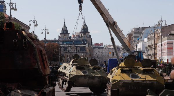 epa10813290 Army and municipal workers set up damaged Russian armored military vehicles that were seized by the Ukrainian army amid the Russian invasion, along Khreshchatyk Street in Kyiv (Kiev), Ukraine, 22 August 2023. The damaged Russian military machinery was set up in downtown Kyiv prior to the upcoming Independence Day celebrations on 24 August.  EPA/SERGEY DOLZHENKO