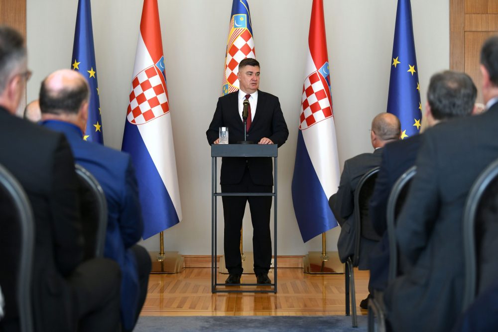 Zagreb, 25.08.2023. - Predsjednik Zoran Milanović pozvao je premijera Andreja Plenkovića da već idućeg tjedna nastave razgovore o imenovanju veleposlanika, priopćio je u petak Pantovčak. Milanović se u petak sastao s veleposlanicima, generalnim konzulima, konzulima i vojnim izaslanicima koji sudjeluju na redovitoj godišnjoj konferenciji hrvatskih diplomata u Zagrebu. Iako o tome na sastanku nije bilo riječi, Milanović je u priopćenju ponovio poziv Plenkoviću da se dogovore o imenovanju diplomatskih predstavnika. foto HINA/ Ured predsjednika Republike Hrvatske / Filip Glas, Tomislav Bušljeta/ ml