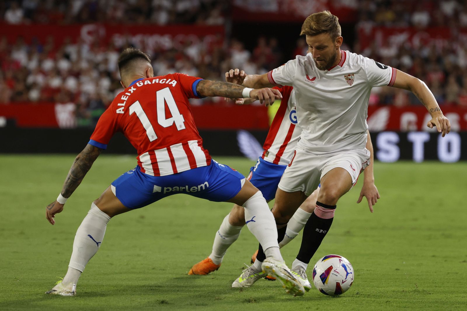 epa10822301 Sevilla's midfielder Ivan Rakitic (R) in action against Girona's midfielder Aleix Garcia (L) during the Spanish LaLiga soccer match between Sevilla FC and Girona FC held at Ramon Sanchez-Pizjuan Stadium, in Seville, Spain, 26 August 2023.  EPA/Julio Munoz