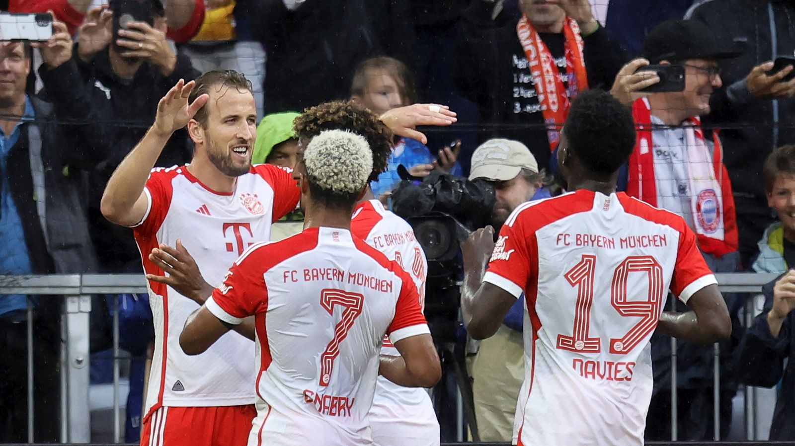 epa10823836 Munich's Harry Kane (L) celebrates with teammates after converting a penalty to score the 2-0 goal during the German Bundesliga soccer match between FC Bayern Munich and FC Augsburg in Munich, Germany, 27 August 2023.  EPA/RONALD WITTEK CONDITIONS - ATTENTION: The DFL regulations prohibit any use of photographs as image sequences and/or quasi-video.