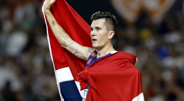 epa10824181 Jakob Ingebrigtsen of Norway celebrates after winning the Men's 5000m final at the World Athletics Championships Budapest, Hungary, 27 August 2023.  EPA/ROBERT GHEMENT