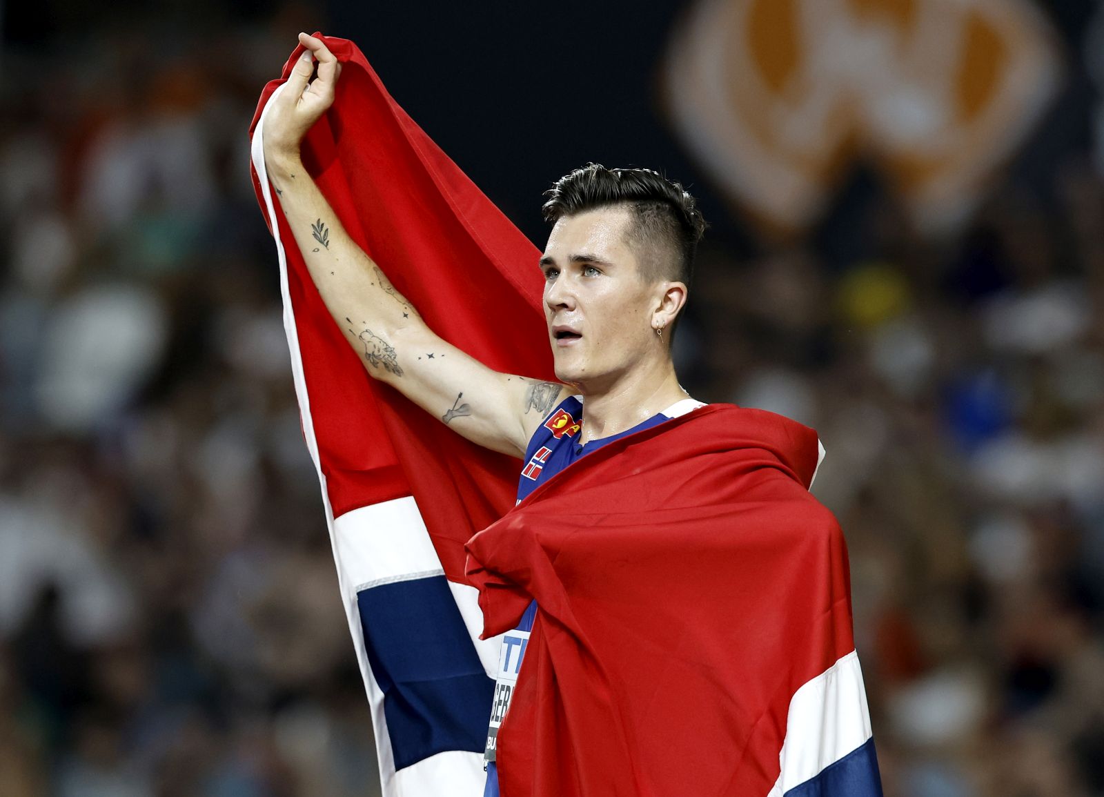 epa10824181 Jakob Ingebrigtsen of Norway celebrates after winning the Men's 5000m final at the World Athletics Championships Budapest, Hungary, 27 August 2023.  EPA/ROBERT GHEMENT