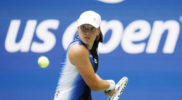 epa10825624 Iga Swiatek of Poland returns the ball to Rebecca Peterson of Sweden during their first round match at the US Open Tennis Championships at the USTA National Tennis Center in Flushing Meadows, New York, USA, 28 August 2023. The US Open runs from 28 August through 10 September.  EPA/CJ GUNTHER
