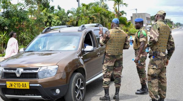 epa10828741 Members of the security forces gesture to a driver, at a checkpoint in the streets of Akanda, Gabon, 30 August 2023. Members of the Gabonese army on 30 August announced on national television that they were canceling the election results and putting an end to Gabonese President Ali Bongo's regime, who had been declared the winner.  EPA/STR