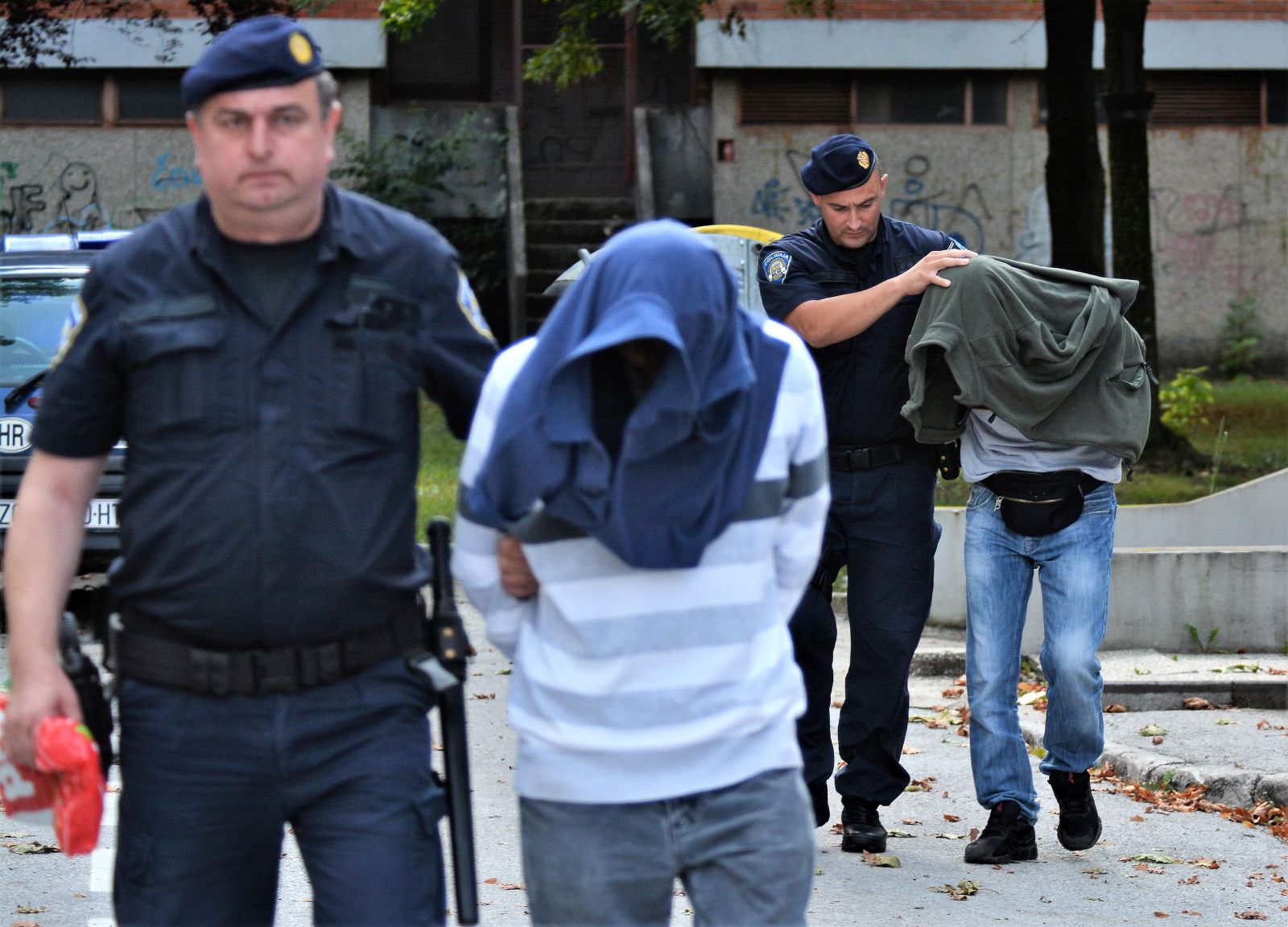 Karlovac, 31.8.2023.- Nakon to su u èetvrtak popodne dvojica osumnjièenih policajaca za kazneno djelo silovanja odvedeni sa upanijskog suda u Karlovcu u istrani zatvor zbog opasnosti od utjecanja na svjedoke, odvjetnik prvooptuenika najavio je albu. Na slici policija izvodi dvojicu osumnjièenih policajaca iz upanijskog suda u istrani zatvor. 
foto HINA/ Mladen VOLARIÆ/ ua