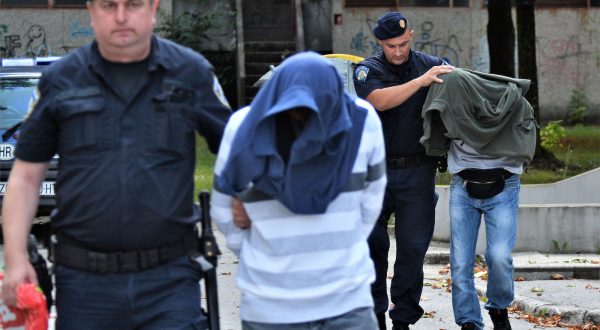 Karlovac, 31.8.2023.- Nakon što su u četvrtak popodne dvojica osumnjičenih policajaca za kazneno djelo silovanja odvedeni sa Županijskog suda u Karlovcu u istražni zatvor zbog opasnosti od utjecanja na svjedoke, odvjetnik prvooptuženika najavio je žalbu. Na slici policija izvodi dvojicu osumnjičenih policajaca iz Županijskog suda u istražni zatvor. 
foto HINA/ Mladen VOLARIĆ/ ua
