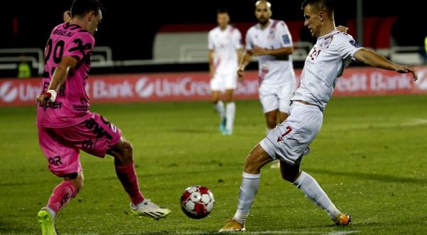 epa10832251 Zrinjskii’s player Ivan Jukic (R) in action against Lask’s player Florian Flecker (L) during the UEFA Europa league play-off second leg soccer match between Zrinjski and LASK at Bijeli Brijeg Stadium in Mostar, Bosnia and Herzegovina, 31 August 2023.  EPA/FEHIM DEMIR